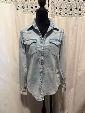 LEVI’S Light Wash Denim Button-Up Shirt